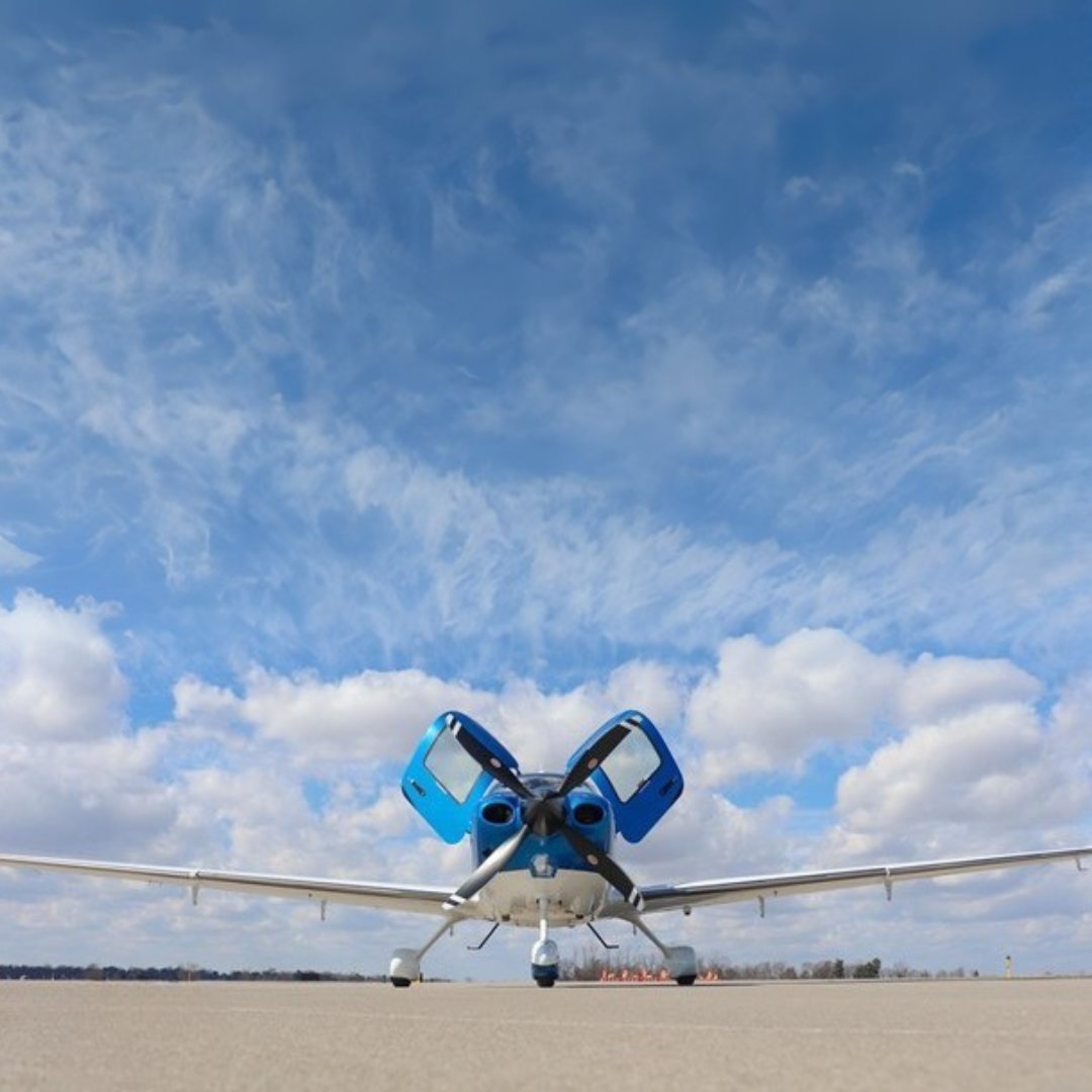 Controller's tweet image. 2024 CIRRUS SR22-G7 TURBO — FOR SALE! 

✅ Ready for delivery immediately
✅Recent Cirrus Service Annual inspection
✅ 3 Year Cirrus Spinner-to-Tail Warranty

☎️+1 859-233-9399

Details Here➡️🔗 ow.ly/MYlF50WtAB9

#Controller #AircraftForSale #Piston