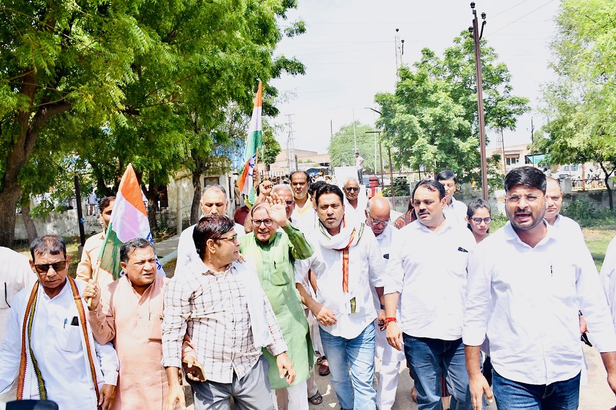 AsifChuru0029's tweet image. 📍जिला कलेक्ट्रेट,चूरू
राजस्थान सरकार की आमजन विरोधी स्मार्ट मीटर योजना को लेकर आज चूरू सांसद @RahulKaswanMP जी के नेतृत्व में आमजन ने जिला कलेक्ट्रेट पहुँचकर विरोध प्रदर्शन किया।
@RahulGandhi
@GovindDotasra
@TikaRamJullyINC
@KrishnaPooniaIN