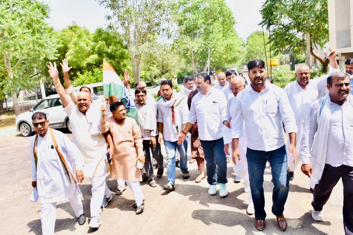 AsifChuru0029's tweet image. 📍जिला कलेक्ट्रेट,चूरू
राजस्थान सरकार की आमजन विरोधी स्मार्ट मीटर योजना को लेकर आज चूरू सांसद @RahulKaswanMP जी के नेतृत्व में आमजन ने जिला कलेक्ट्रेट पहुँचकर विरोध प्रदर्शन किया।
@RahulGandhi
@GovindDotasra
@TikaRamJullyINC
@KrishnaPooniaIN