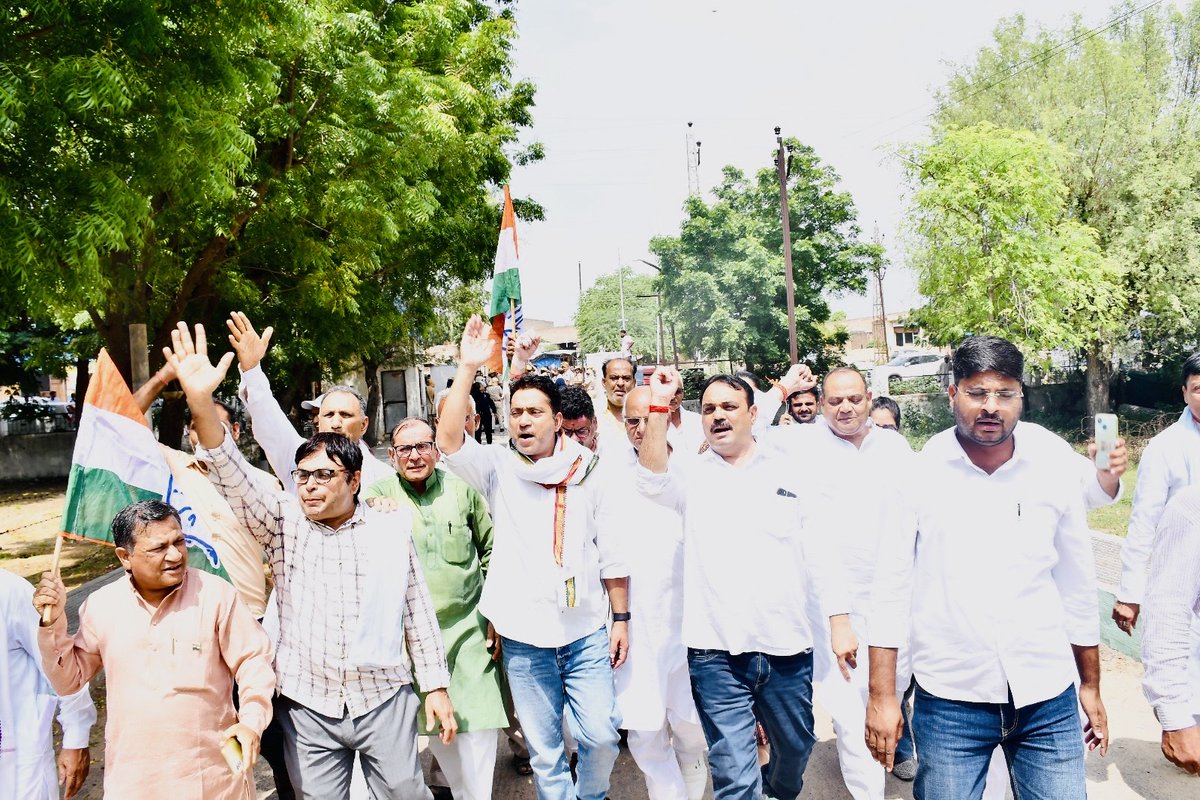 AsifChuru0029's tweet image. 📍जिला कलेक्ट्रेट,चूरू
राजस्थान सरकार की आमजन विरोधी स्मार्ट मीटर योजना को लेकर आज चूरू सांसद @RahulKaswanMP जी के नेतृत्व में आमजन ने जिला कलेक्ट्रेट पहुँचकर विरोध प्रदर्शन किया।
@RahulGandhi
@GovindDotasra
@TikaRamJullyINC
@KrishnaPooniaIN