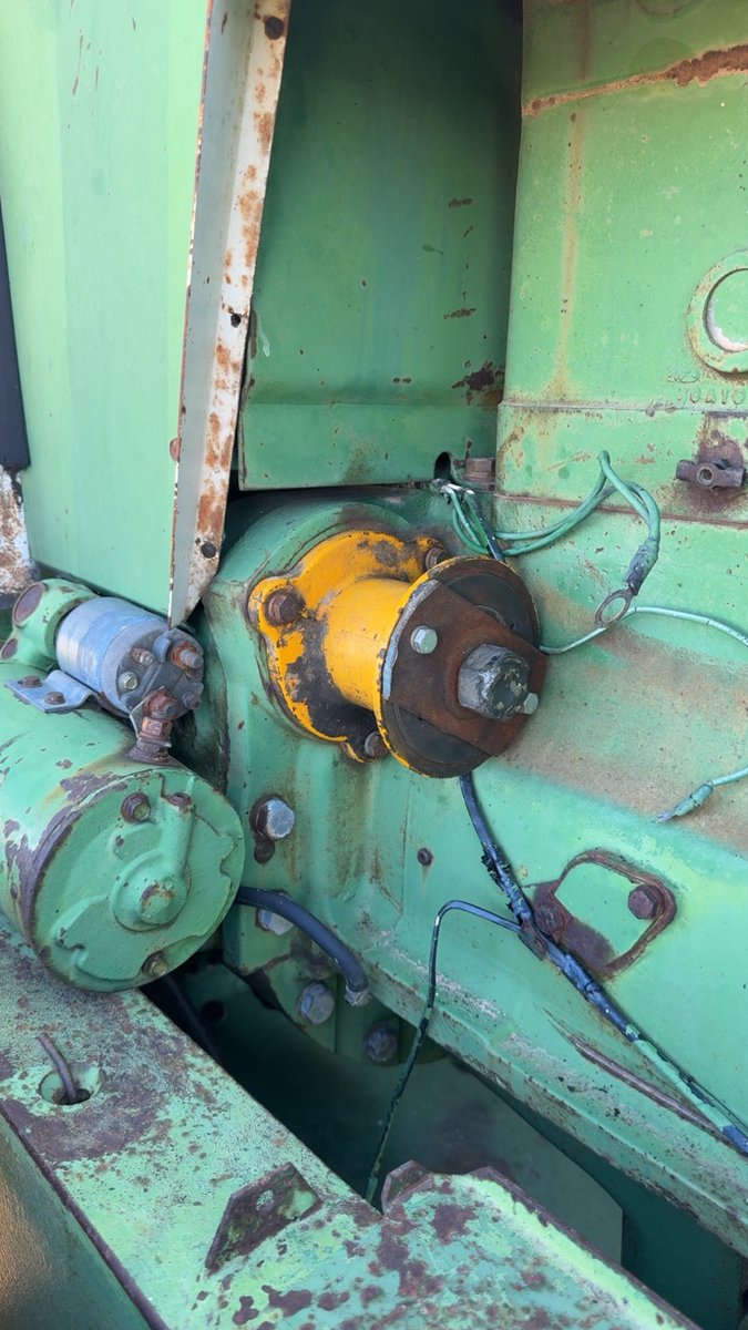 tmonteIH's tweet image. See if I can make any progress on getting the 800 cubic inch LP motor unstuck in the Oliver.