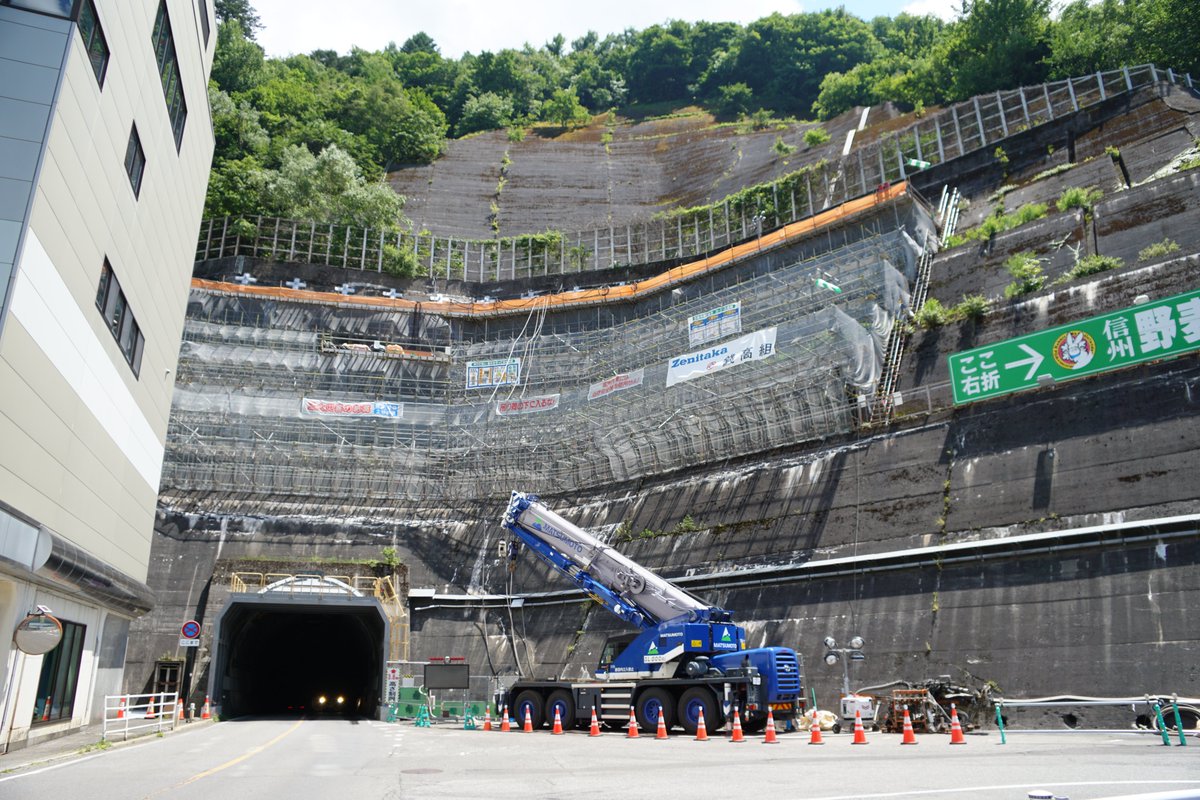 ToyPoodle439's tweet image. 工事が始まった、国道158号入山隧道。
奈川渡改良、新入山トンネル工事。
現在は、法面補強工事が行われています。