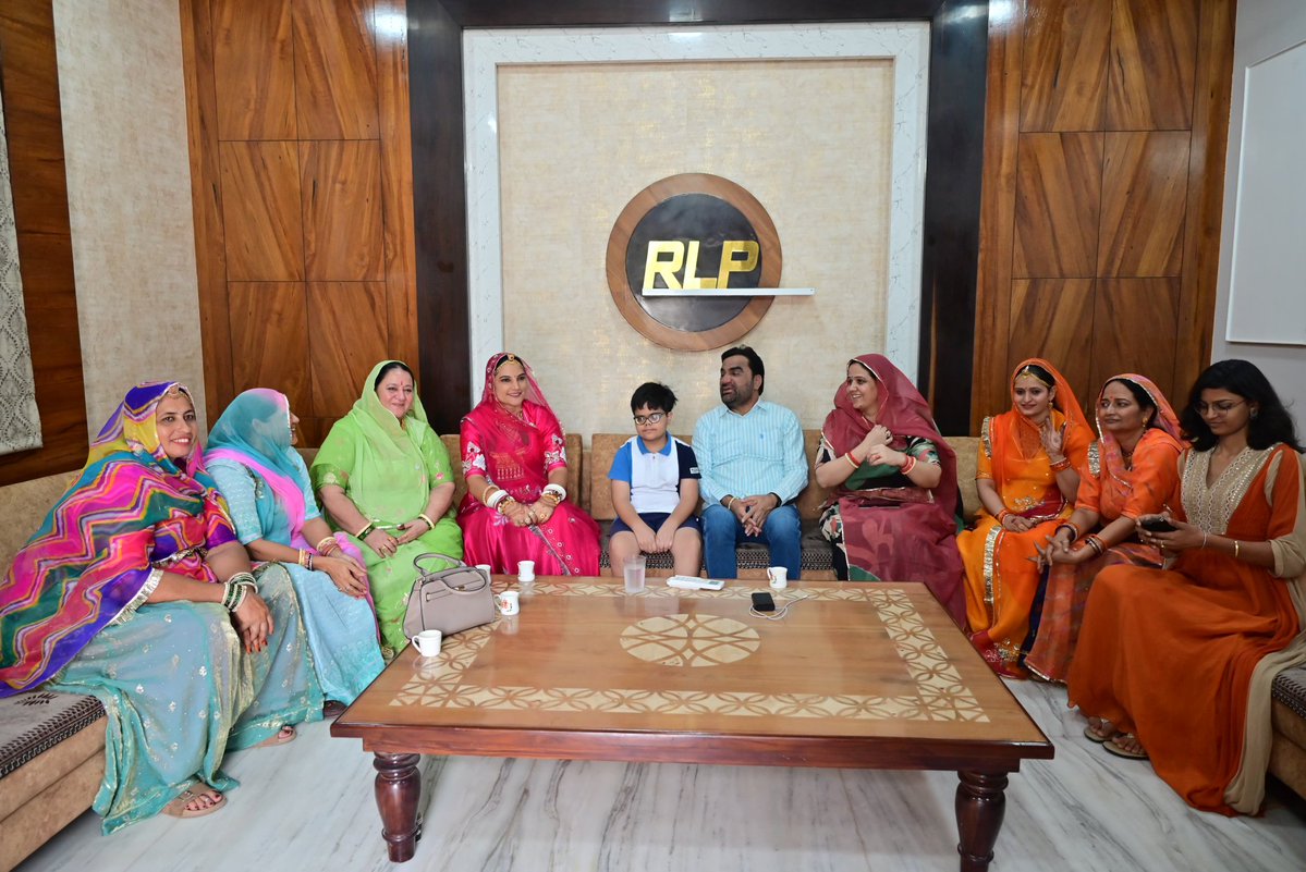 आज नागौर आवास राजीविका की स्टेट ब्रांड एंबेसडर व ख्यातिप्राप्त सामाजिक कार्यकर्ता तथा बाड़मेर निवासी रूमा देवी जी, शारदा जी चौधरी, चिनू जी चोधरी, गीता जी चौधरी, चन्द्र कला जी भांबू, सन्तोष जी चौधरी आदि मातृ शक्ति ने शिष्टाचार मुलाकात की व विभिन्न सामाजिक विषयों पर संवाद किया |