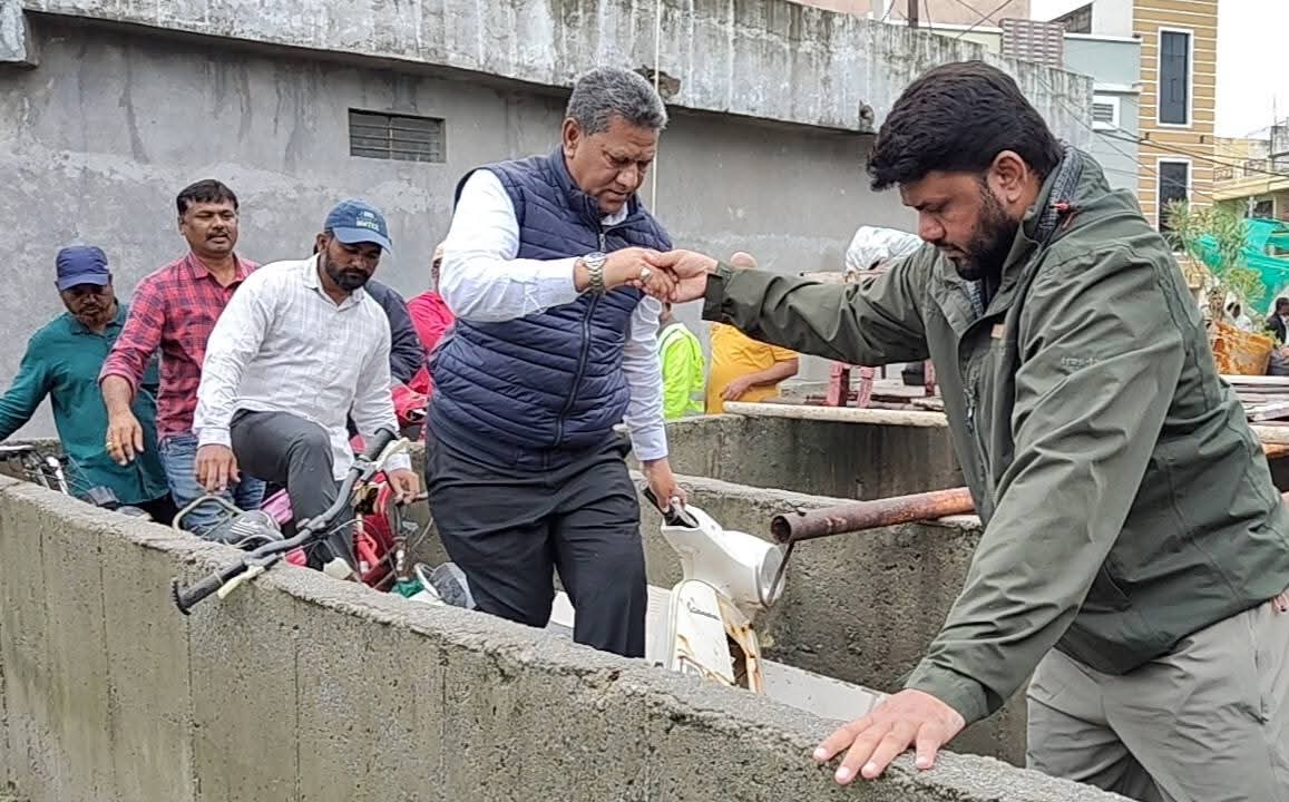 naseerCorpGhmc's tweet image. Inspection of Hakeempet Balkapur Nala to Regulate Rainwater Flow from Upland Areas !!
On the instructions of AIMIM Chief Barrister @asadowaisi Sahab, Karwan MLA Kausar Mohiuddin Sahab along with Nanal Nagar Corporator Mohammed Naseeruddin conducted an on-ground inspection of…
