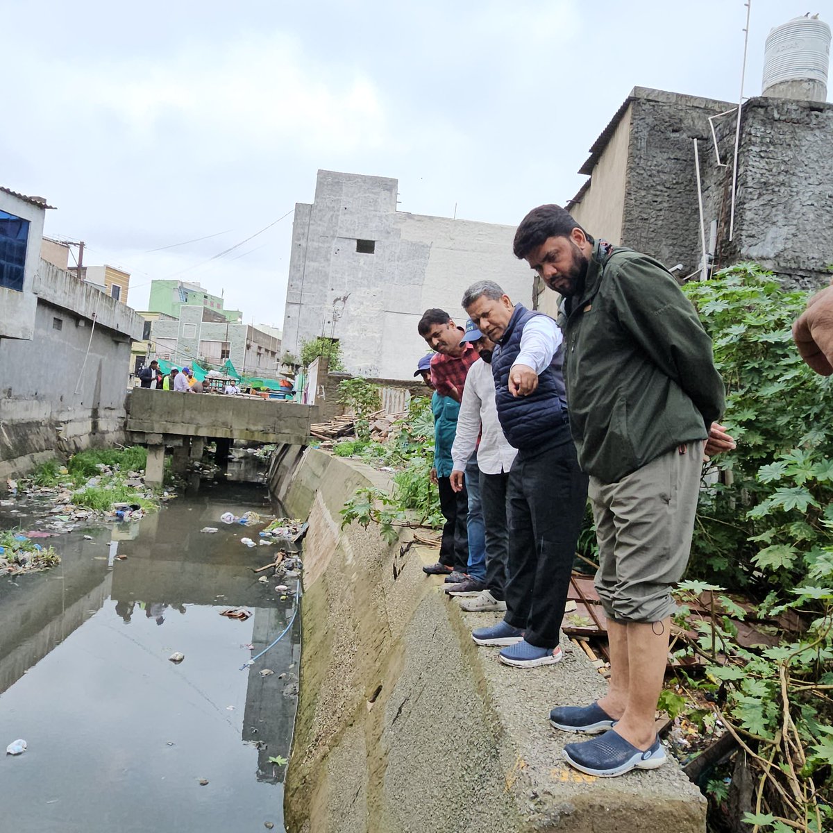 naseerCorpGhmc's tweet image. Inspection of Hakeempet Balkapur Nala to Regulate Rainwater Flow from Upland Areas !!
On the instructions of AIMIM Chief Barrister @asadowaisi Sahab, Karwan MLA Kausar Mohiuddin Sahab along with Nanal Nagar Corporator Mohammed Naseeruddin conducted an on-ground inspection of…