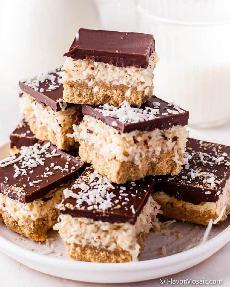 🍫 CHEWY. CHOCOLATEY. COCONUTTY. 🥥
**CHOCOLATE COCONUT BARS** are a one-bowl wonder you’ll crave all week. Perfect for potlucks, bake sales—or midnight snacks. 😏
RECIPE: 👉 flavormosaic.com/chocolate-coco…