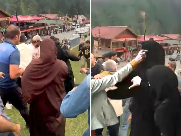 جمعت لكم (10) فديوهات توضح مدى هستيريا العنصرية في تركيا ضد العرب 

- مقطع مؤلم جداً اعتداء في الشارع على امرأة عربية محجبة أمام أطفالها👇🏼
(أحد أطفالها من ذوي الإعاقة ) 😭