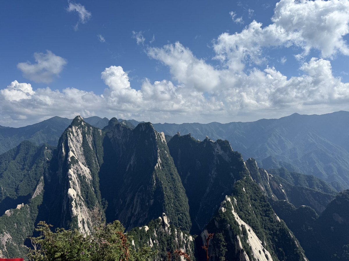 tomrocksmaths's tweet image. I climbed Mount Huashan from the ground to the 5(!) peaks and back down. Going to go lie down for a week…
Apparently I walked 22 miles in 47,597 steps, which averages at 2163 per mile putting me in the middle of the average of 2000-2500 per mile.