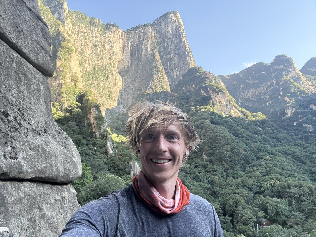 tomrocksmaths's tweet image. I climbed Mount Huashan from the ground to the 5(!) peaks and back down. Going to go lie down for a week…
Apparently I walked 22 miles in 47,597 steps, which averages at 2163 per mile putting me in the middle of the average of 2000-2500 per mile.