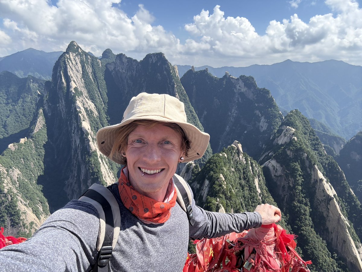 tomrocksmaths's tweet image. I climbed Mount Huashan from the ground to the 5(!) peaks and back down. Going to go lie down for a week…
Apparently I walked 22 miles in 47,597 steps, which averages at 2163 per mile putting me in the middle of the average of 2000-2500 per mile.