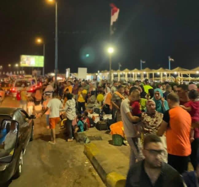 FefeZaky's tweet image. يا بختك عايشه ف اسكندريه بتشوفي البحر كل يوم 😊
= البحر اللي بشوفه كل يوم ..😒👇👇👇