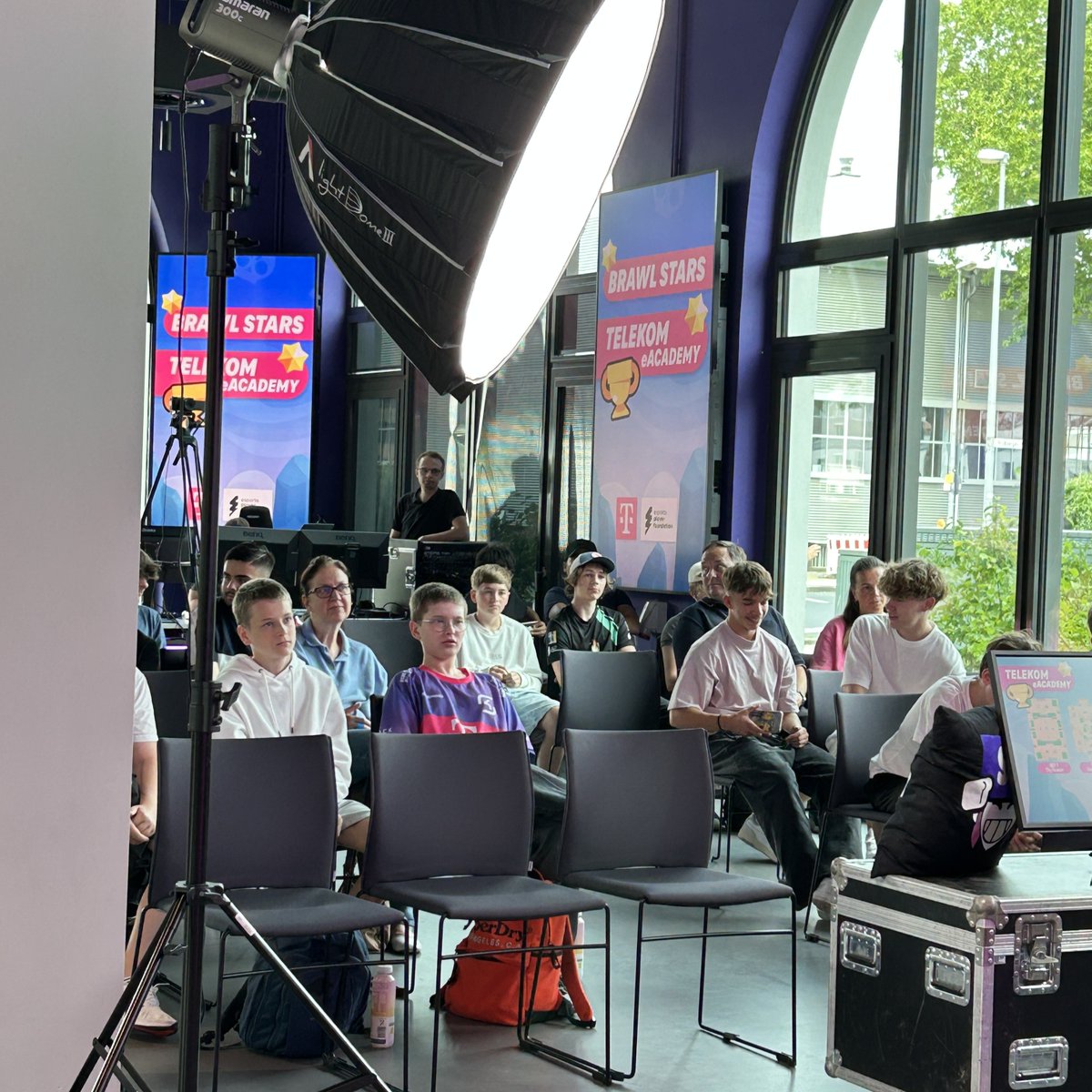Telekom_zockt's tweet image. Der Blick von @SymantecBS beschreibt das Halbfinale perfekt🤨 Reverse Sweep von Team @Heiko_bs