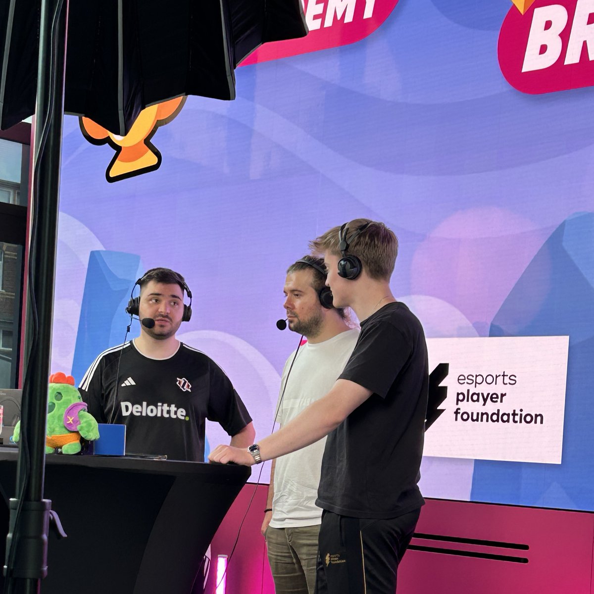 Telekom_zockt's tweet image. Der Blick von @SymantecBS beschreibt das Halbfinale perfekt🤨 Reverse Sweep von Team @Heiko_bs