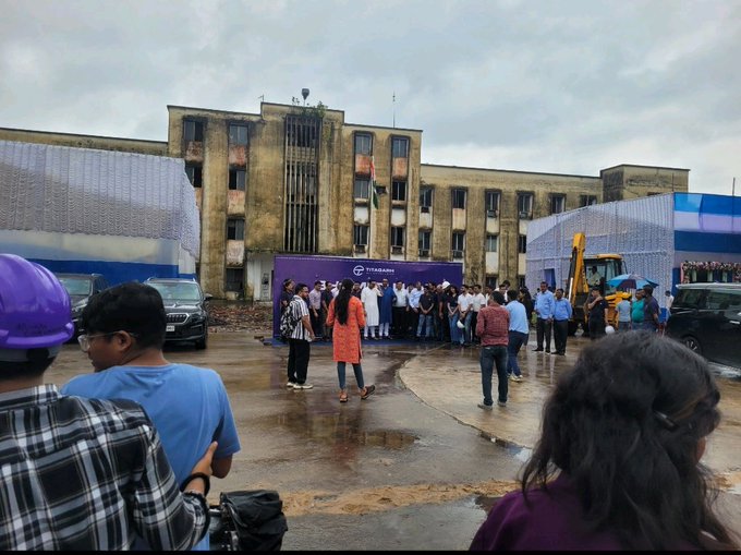 KolkataIndex's tweet image. Titagarh Rail Systems performed a bhumi puja for its new ₹126 Cr, 40-acre expansion in Uttarpara. The expansion aims to augment Vande Bharat and metro coach output from 300 to 850 units per year.