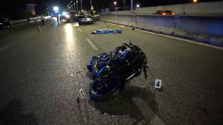 FrancoScarsell2's tweet image. Bari, donna si ferma in tangenziale per soccorrere dei motociclisti e muore travolta da un Suv. La vittima era scesa dall'auto per prestare soccorso a due motociclisti feriti in un precedente incidente.