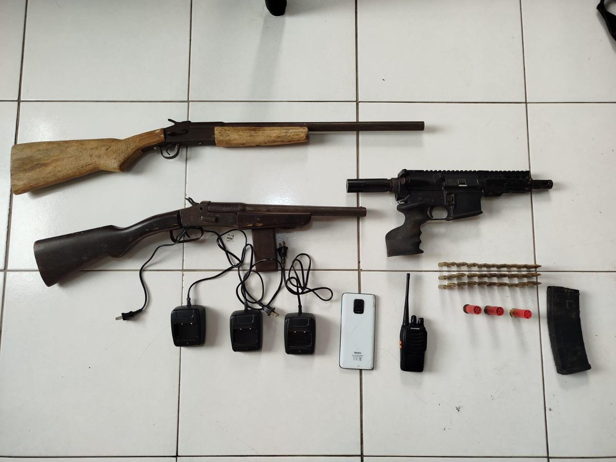 PoliciaEcuador's tweet image. #IMPORTANTE
NUEVE INTEGRANTES DEL GRUPO ARMADO ORGANIZADO LOS CHONEROS APREHENDIDOS POR ESTAR IMPLICADOS EN EL DELITO DE TENENCIA Y PORTE DE ARMAS DE FUEGO
Tras acciones operativas ejecutadas en el Distrito Quinindé, #Esmeraldas, aprehendimos a nueve individuos (3…