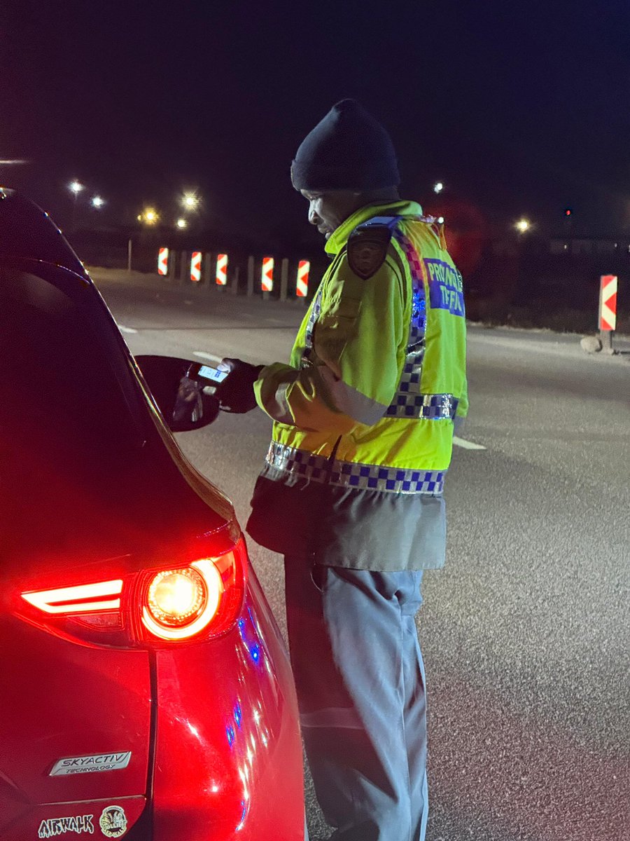 IsaacSileku's tweet image. Last night into the early hours, I joined our Provincial Traffic Officers on the N1 in Beaufort West, putting road usersโ safety first. ๐โ
No drinking and driving.
No speeding.
No shortcuts.
Together, we can make our roads safer for all. ๐ฃ๏ธ๐
#DriveResponsibly
