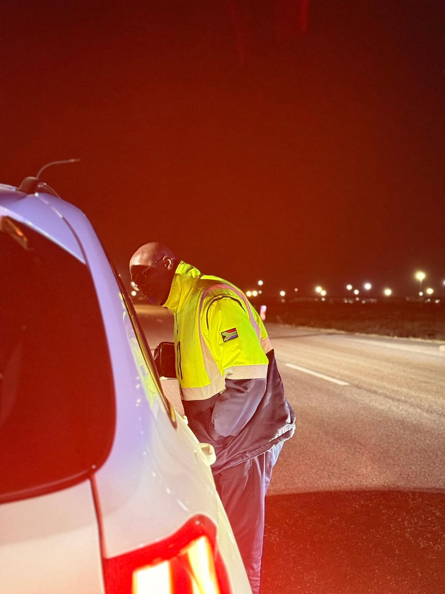 IsaacSileku's tweet image. Last night into the early hours, I joined our Provincial Traffic Officers on the N1 in Beaufort West, putting road usersโ safety first. ๐โ
No drinking and driving.
No speeding.
No shortcuts.
Together, we can make our roads safer for all. ๐ฃ๏ธ๐
#DriveResponsibly
