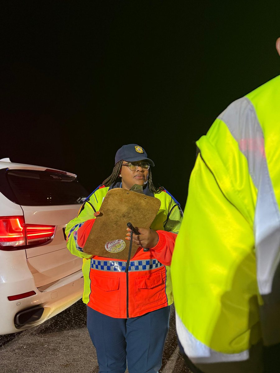 IsaacSileku's tweet image. Last night into the early hours, I joined our Provincial Traffic Officers on the N1 in Beaufort West, putting road usersโ safety first. ๐โ
No drinking and driving.
No speeding.
No shortcuts.
Together, we can make our roads safer for all. ๐ฃ๏ธ๐
#DriveResponsibly