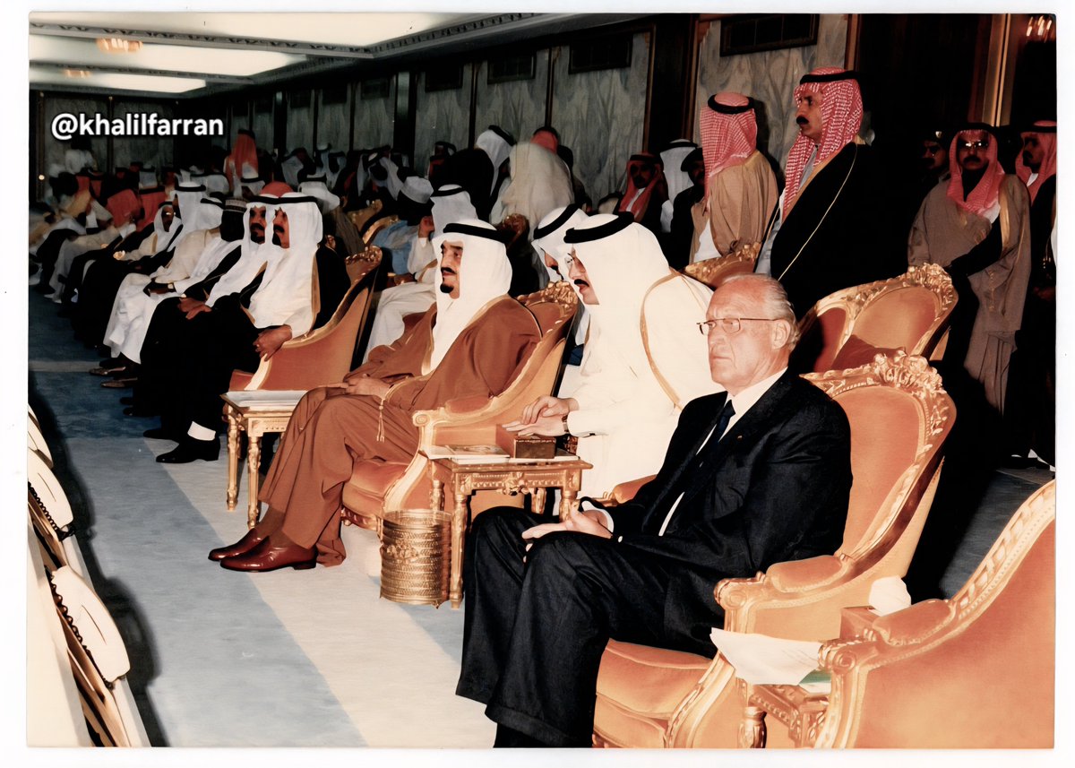 khalilfarran's tweet image. #خادم_الحرمين_الشريفين
#الملك_فهد_بن_عبد_العزيز رحمه الله لدى رعايته المباراة النهائية ببطولة #كأس_العالم_للشباب عام 1989م
وفي الصورة #الملك_عبد_الله_بن_عبد_العزيز و #الأمير_فيصل_بن_فهد رحمهما الله ، وكذلك الرئيس السابق للاتحاد الدولى لكرة القدم #فيفا جواو هافيلانج
#الرياض