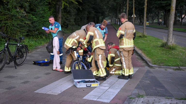 Voet van jongen klem in bagagedrager: door brandweer bevrijd en traumabeertje als troost: Het is ieders nachtmerrie, maar vooral die van jonge kinderen: terwijl je aan het fietsen bent, kom je met je voet klem te zitten in je fiets en je kunt niet meer… dlvr.it/TM7KF0