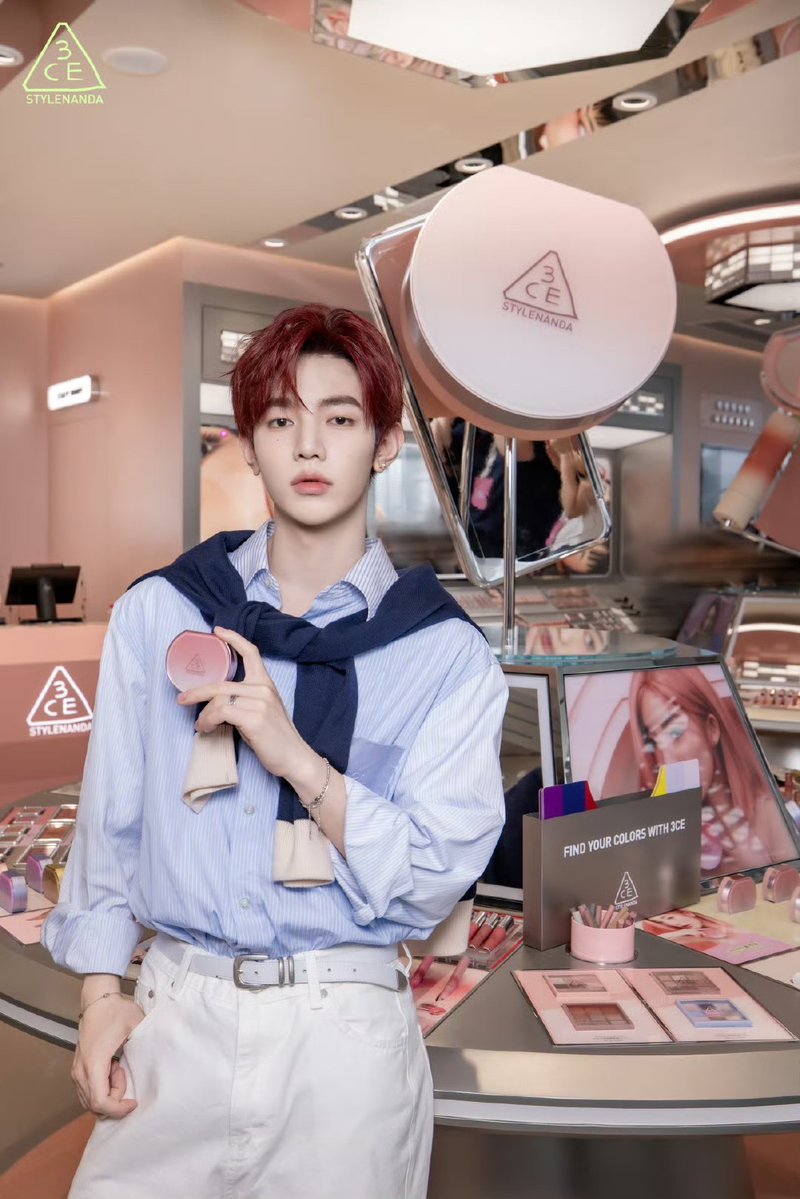 ZHANGHAOGLOBAL's tweet image. [📸] 250726 - 3CE Weibo Update

“3CE Makeup Ambassador Zhang Hao Surprises Fans with Store Visit
3CE Cushion Foundation + Ambassador Double 
Buff Every frame looks like a fashion shoot 📸  
Full of charisma, the scene is super lively 💥 
Flawless yet natural, Hao’s visuals are…