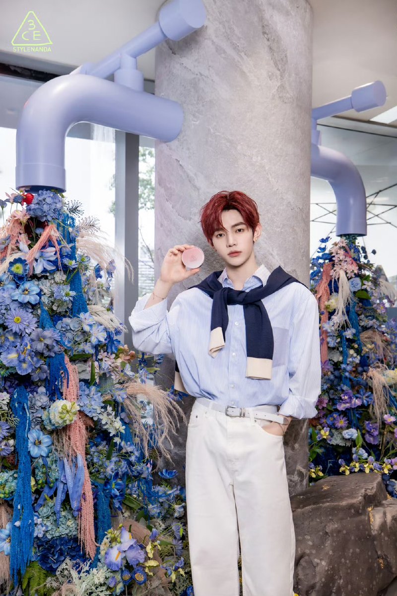 ZHANGHAOGLOBAL's tweet image. [📸] 250726 - 3CE Weibo Update

“3CE Makeup Ambassador Zhang Hao Surprises Fans with Store Visit
3CE Cushion Foundation + Ambassador Double 
Buff Every frame looks like a fashion shoot 📸  
Full of charisma, the scene is super lively 💥 
Flawless yet natural, Hao’s visuals are…