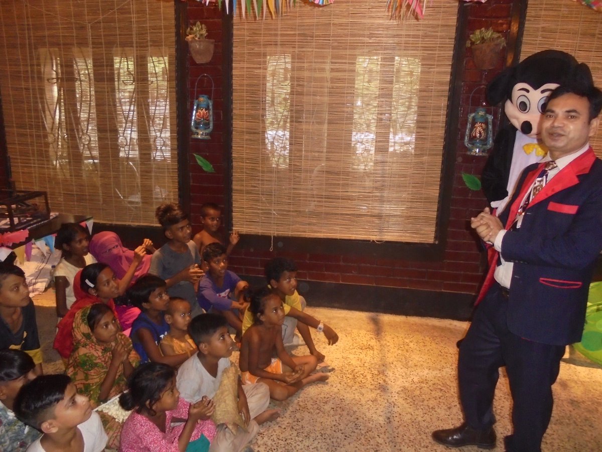 omarsharif81's tweet image. 😍Happy mood with my dear adorable street children in Dhaka BD🇧🇩.
facebook.com/share/r/16txYq…
🌹To know more search Google Images:- Street kids & children Magic Show of Omar Sharif/ Best Magic performer BD.
#street #Kids #children #magicshow #best #magician #Omar #Sharif #Bangladesh
