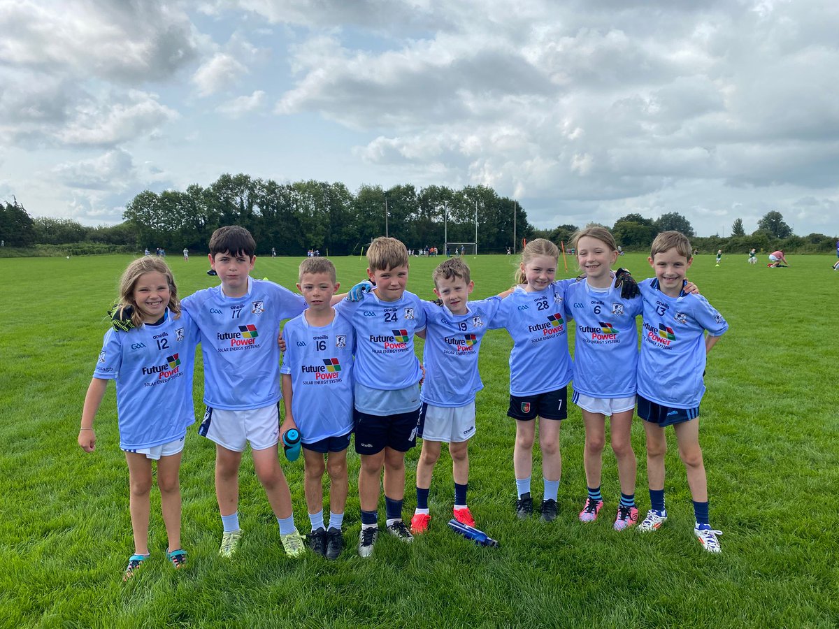 NapGAA's tweet image. We hosted an U8 football blitz this morning in Páirc Uí Dromgúil. Some great skills on show from all the boys and girls. Well done. 🔵⚪🏐
