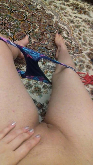خخخ ريتويت يكسمك وانزل ع ركبك الحس رجلي يخول كسي ده اشرف من أهلك اخرك تتفرك عليه بس وانا بشخ عليك 🤭🫎💦🩷🩷🩷🩷