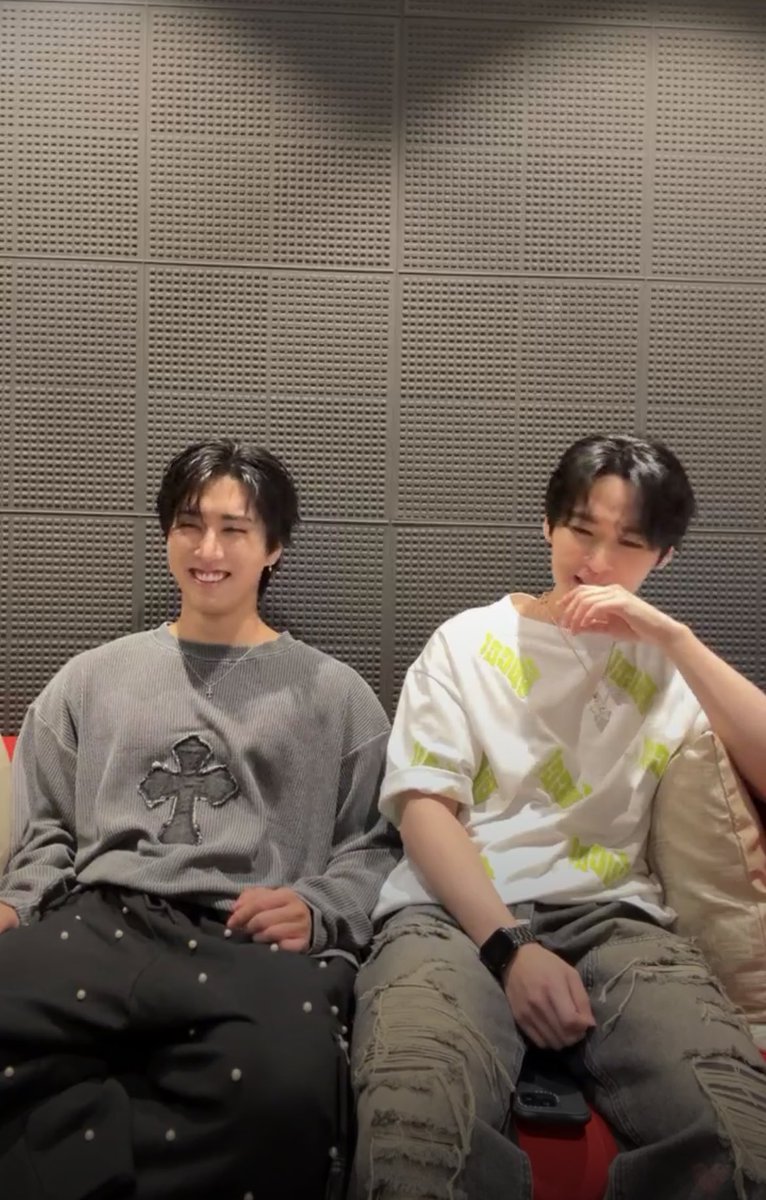 yslcheol's tweet image. smiley and giggly minsung 🥹 thank you for going live today lee know and han jisung 🩷💚