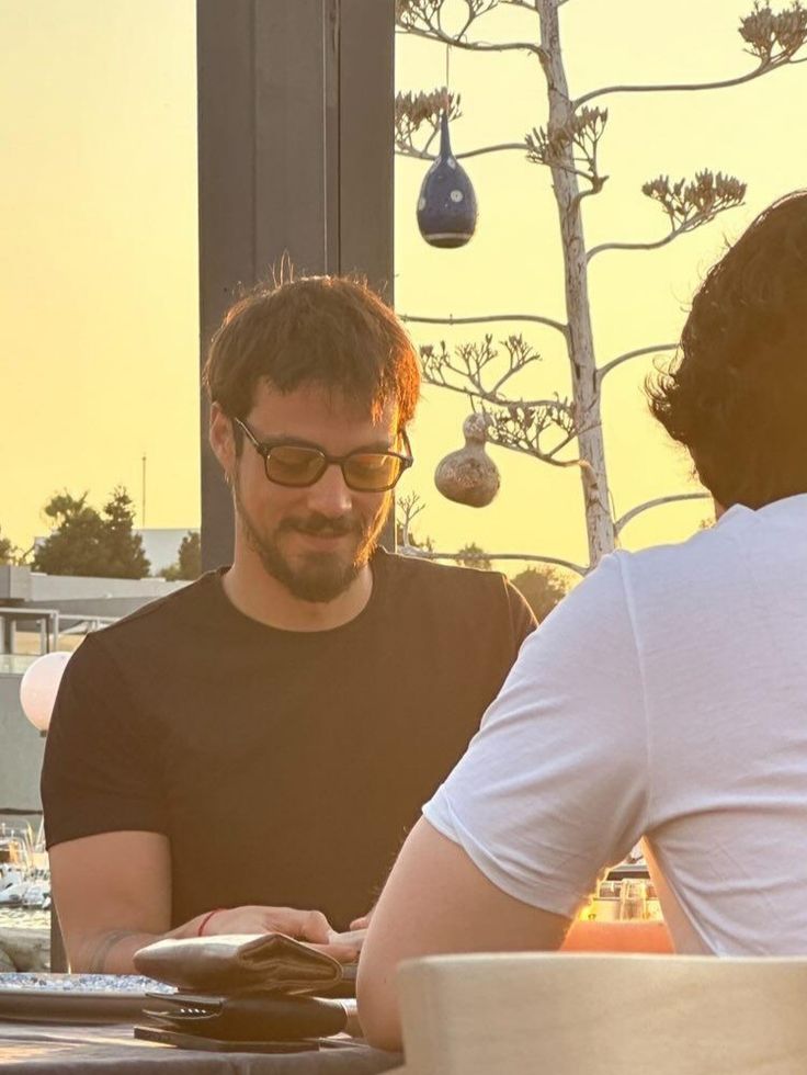 40 derece havada bile “gel bi cay icelim” dese kosa kosa gidecegim adam