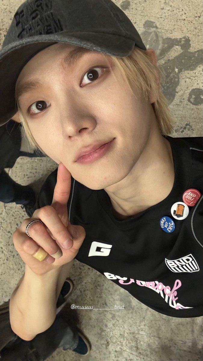 dailyparksungho's tweet image. sungho's selcas on a onedoor's phone 🥹 i'm literally gonna make it a family heirloom if i had one