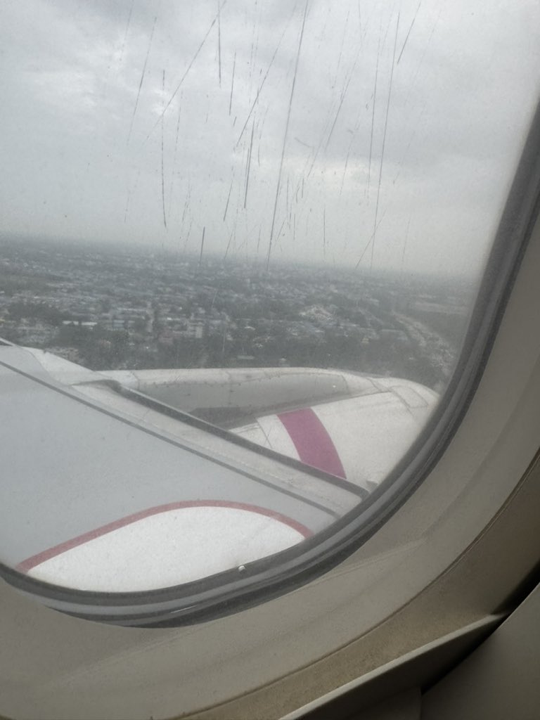 hm_myanmar's tweet photo. ヤンゴンへはThai Airwaysがオススメ！

いつもはエアアジアしか乗れないけど、奮発したら、ほぼ満席なのに隣に誰もいない広々した非常口のシートにしてくれた。座席指定はしてない。
機内食も健康に気を使った紫色のチキンサラダラップでうまい。

紙パンツを履いてるのを知っているようなサービス。 https://t.co/exwaYGL9LO