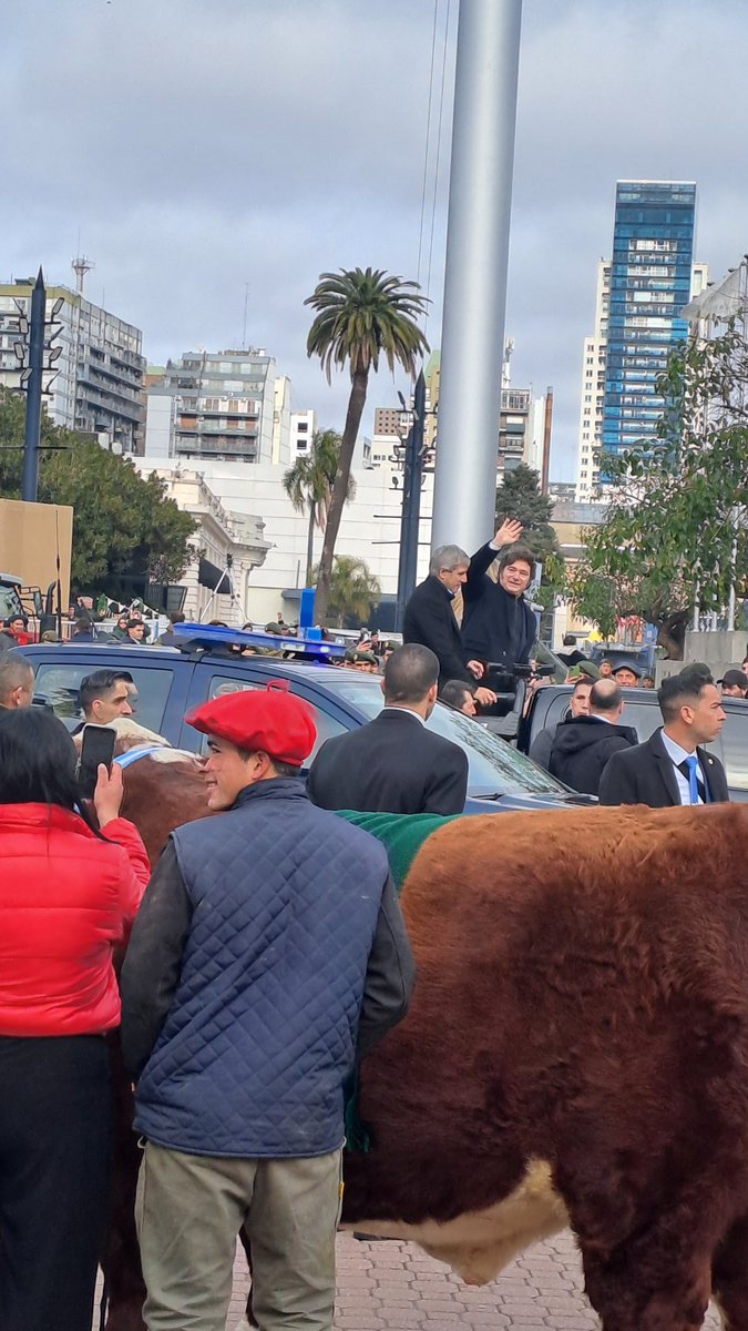 ciro_aps's tweet image. Oh por dios es el profesor @JMilei y el ministro @LuisCaputoAR