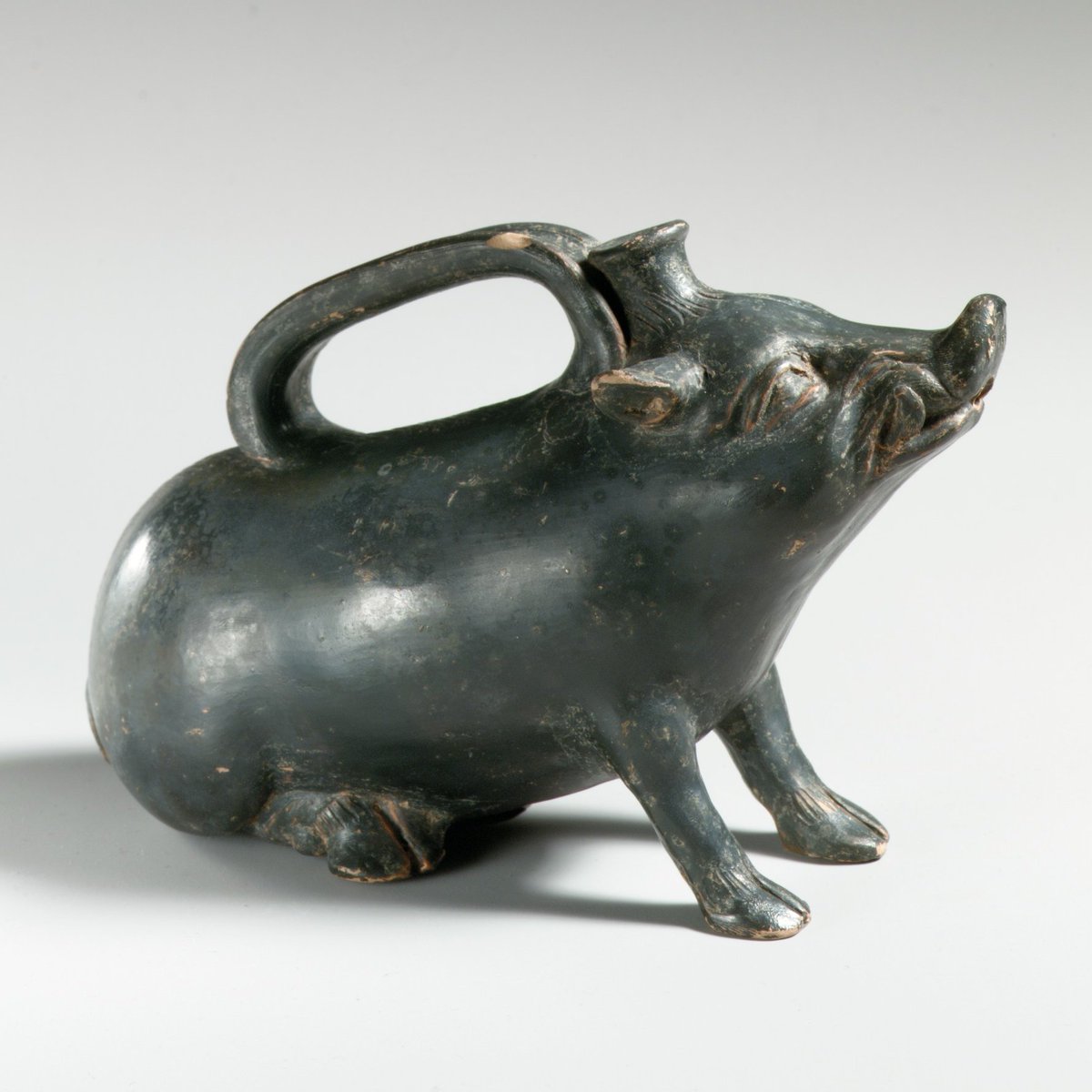 resclassicae's tweet image. Terracotta askos in the form of a boar, Greek, 4th century BC, Metropolitan Museum of Art.