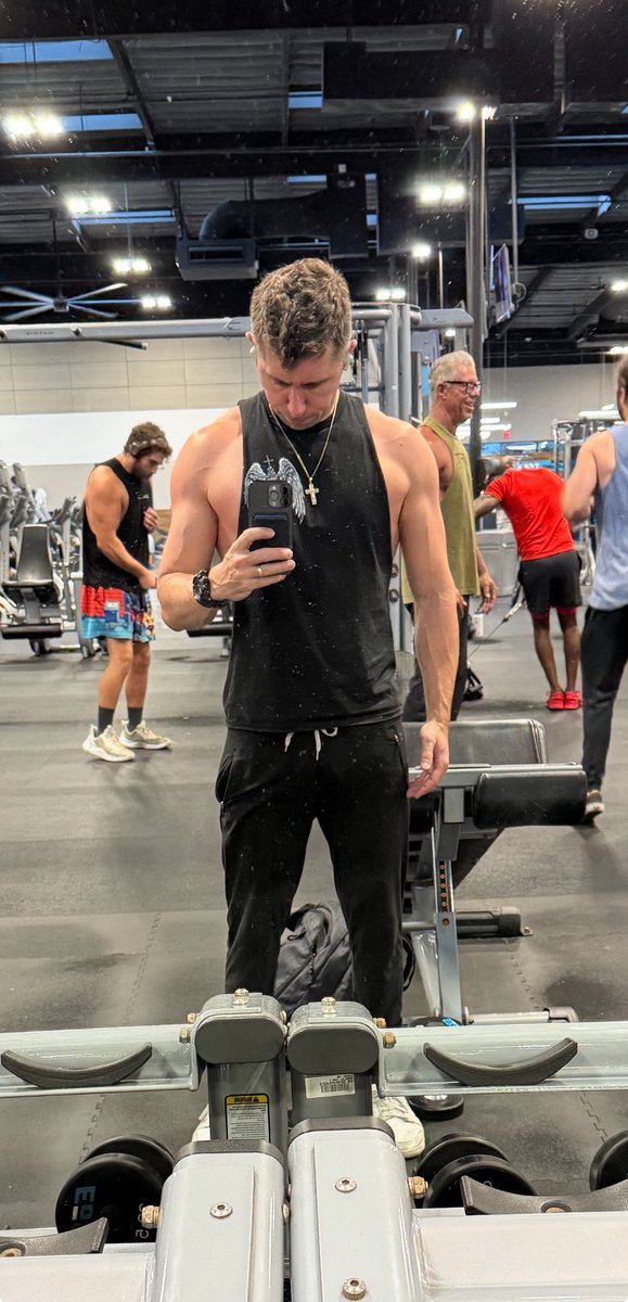 SSchiffenhaus's tweet image. 6:30AM - beach vacation - still training - also rocking my customized St. Michael training tee 😉