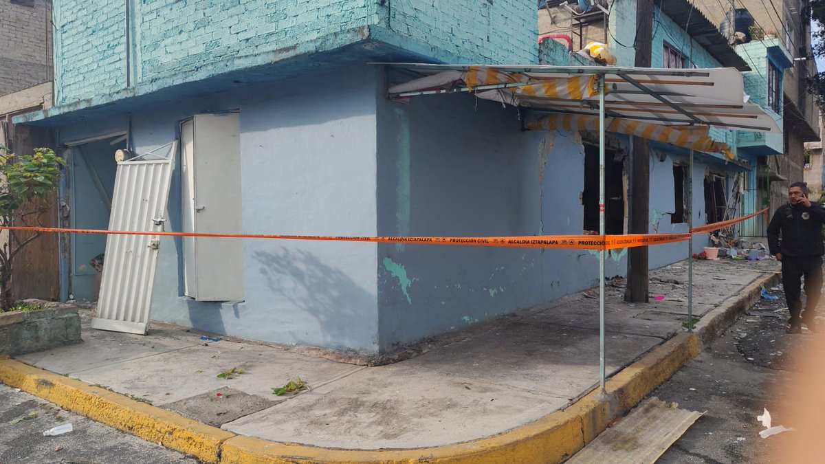 SGIRPC_CDMX's tweet image. En Villa Frechos y Villa Frontera, col. Desarrollo Urbano Quetzalcóatl, @Alc_Iztapalapa, se registró un flamazo por acumulación de gas LP a causa de la mala conexión de un cilindro con capacidad para 20 kg.
Paramédicos valoraron y trasladaron al hospital a dos mujeres por…
