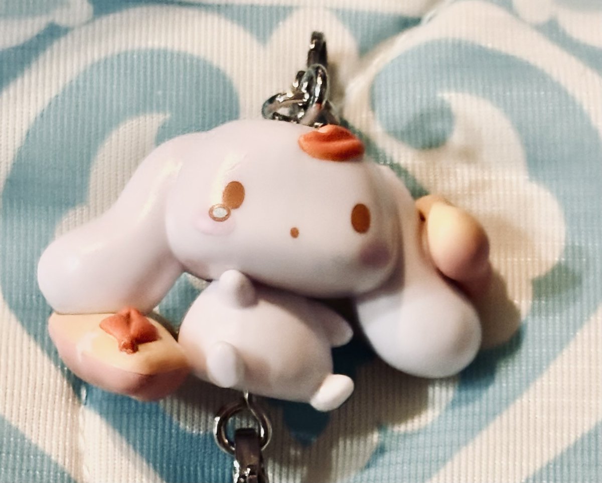 pear_8_ll's tweet image. これは我が家で勝手に飴色とツキマカセって呼んでるシナモロール御大 このガチャガチャ人気で見つけてもほぼ売り切れ状態なのよね💭