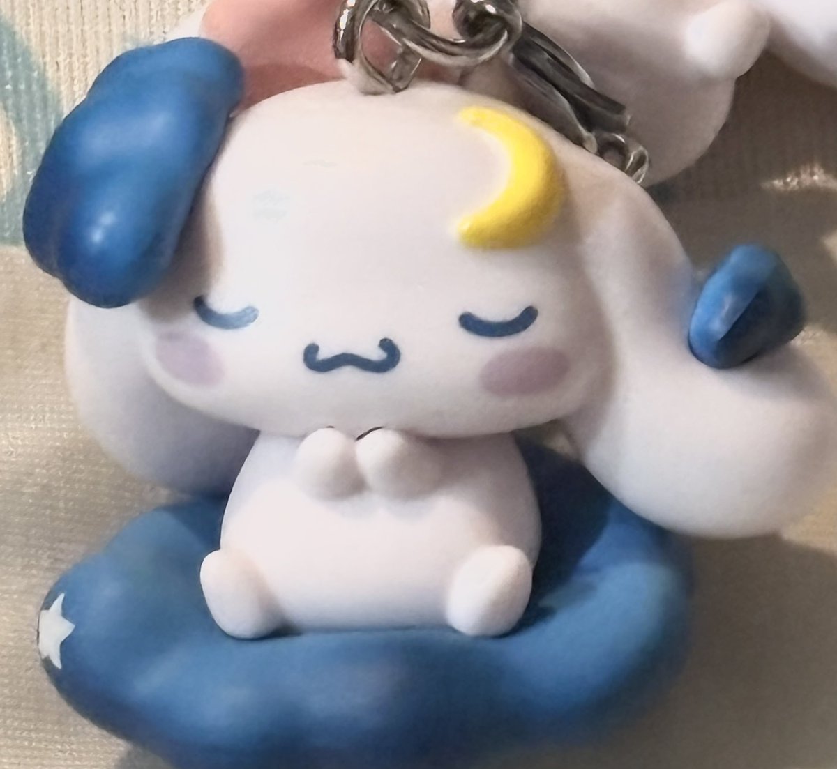 pear_8_ll's tweet image. これは我が家で勝手に飴色とツキマカセって呼んでるシナモロール御大 このガチャガチャ人気で見つけてもほぼ売り切れ状態なのよね💭