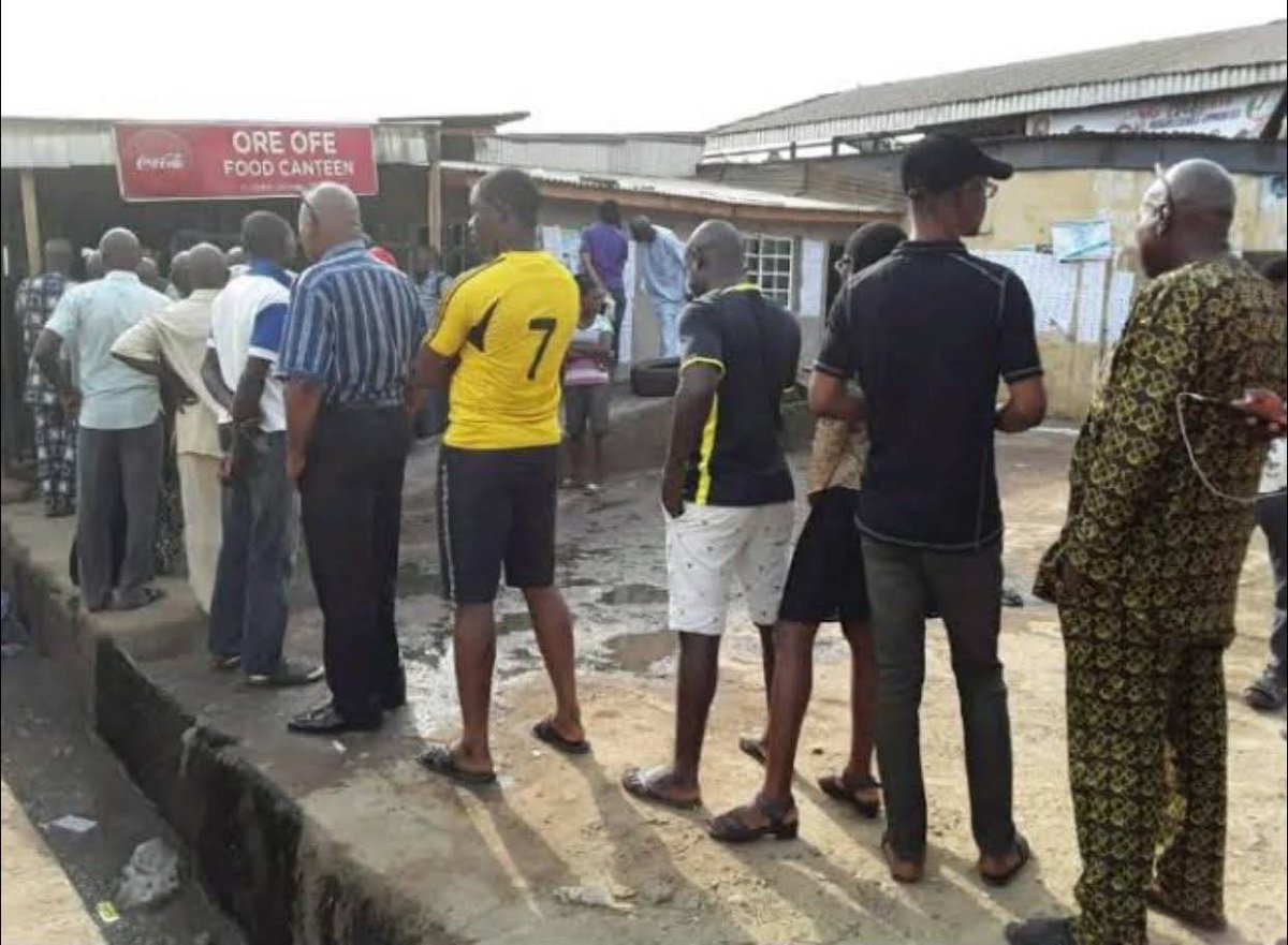 Omiragua_Teejay's tweet image. Since school vacated last week, I have seen more men at the canteen. It is because of the children, fathers were able to take food to work
😂😂😂
#Copied Oluwanishola Akeju.