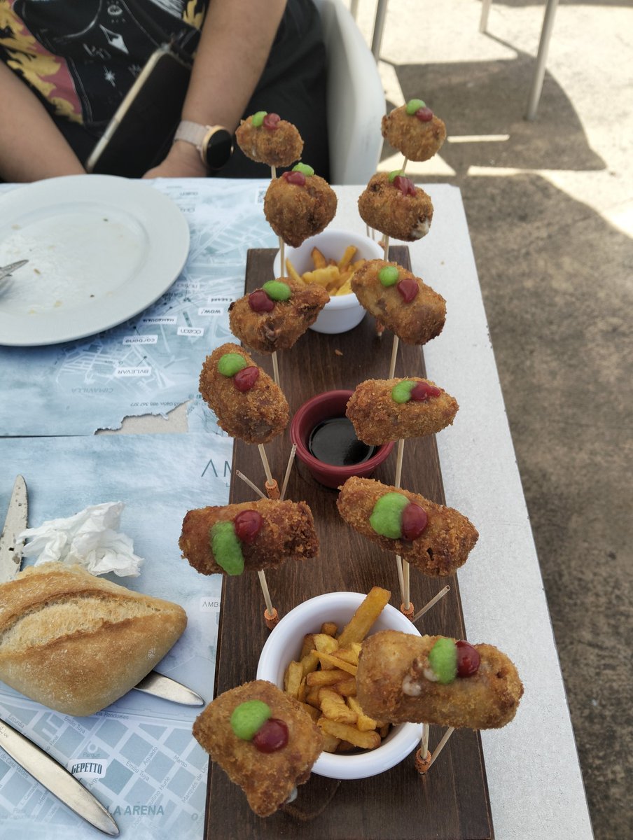atrapas2828's tweet image. Pues no. No son croquetas. Son mini cachopos de ceniza y cabrales. Y muy ricos, la verdad
