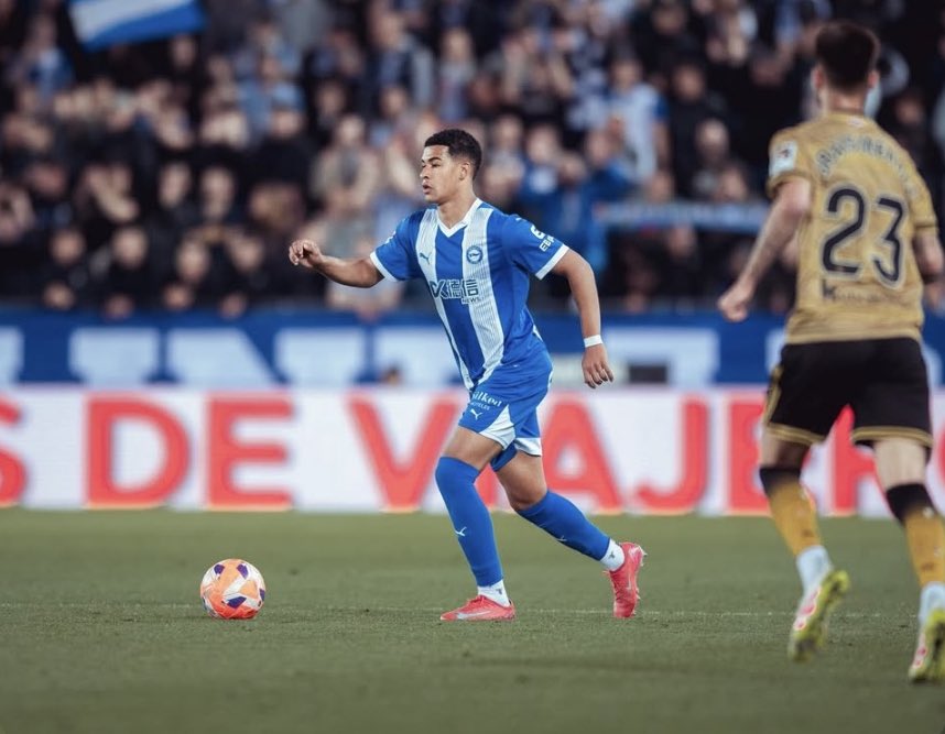 “Estoy contento, es un club que me dio la oportunidad, muy agradecido y con la cabeza puesta acá. Soy un zaguero que le gusta jugar alto por mi velocidad. El fútbol español te mejora mucho, futbolística y técnicamente”

✍🏼 Santiago Mouriño
