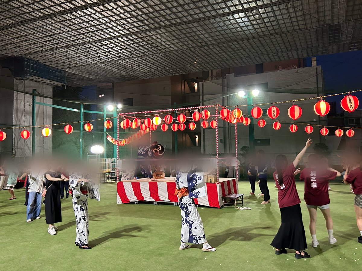kamiya_chuo's tweet image. ▶︎盆踊り納涼大会
お手伝いの後は、あやめ第二公園で開催しれた浜三東部さんの盆踊り大会伺いました。

短時間でしたが、地域の先輩方や同級生から公園の利便性向上や安全対策について話を伺うことができました。

#中央区 #中央区議会議員 #かみや俊宏