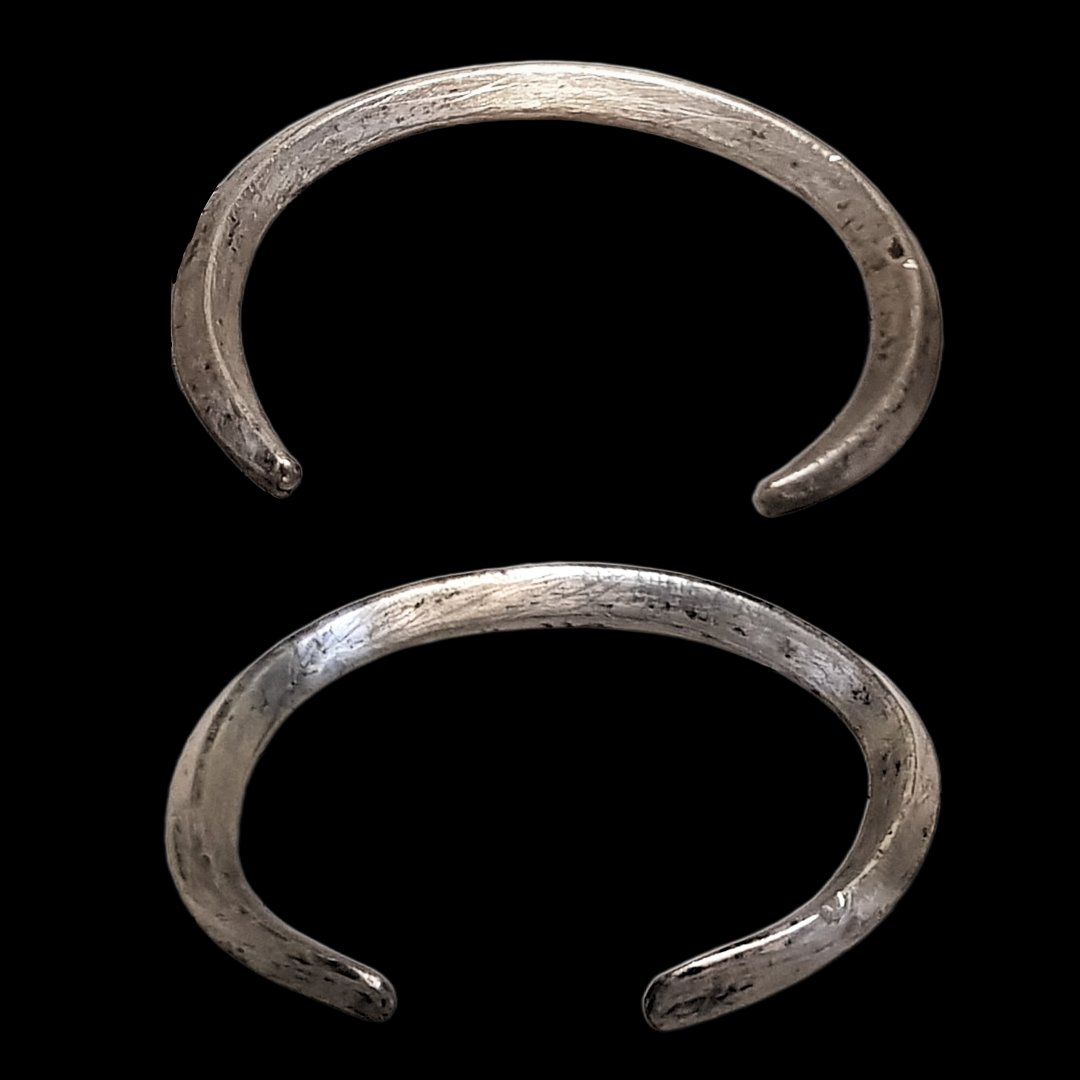 Two of 8 #Viking 'ring-money' silver arm-rings found at Kirk o' Banks, Caithness.

Ring-money = silver penannular ‘currency’ rings of Hiberno-Scandi or Baltic origins, the Scottish version of which first appeared in a datable context in Orkney's Skaill hoard, deposited c. 960-80.