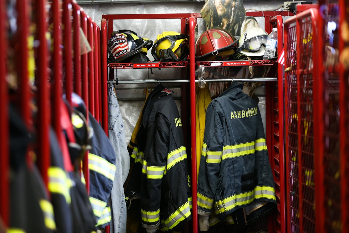 FireApparatus1's tweet image. The new NFPA 1970 standard consolidates PPE rules—and ushers in a shift to “PFAS-free” turnout gear. But “PFAS-free” doesn’t mean zero PFAS… and it doesn’t mean business as usual.
Early reports show reduced durability and different liquid repellency. Is your department ready?
👨…