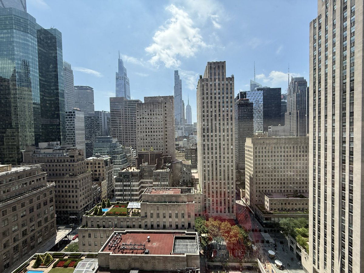 SandraNavidi's tweet image. Good #Saturday & #HappyWeekend! #Samstag #SchönenSamstag #Wochenende #Manhattan
Mehr zur wirtschaftlichen, politischen und gesellschaftlichen Zukunft der USA erfahren Sie in meinem Buch “Die DNA der USA: Wie tickt Amerika?,” das eine Nominierung für den Deutschen…