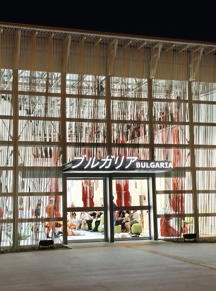 nayamerukabu's tweet image. 21:30頃、ブルガリア館の中でレスキュー隊の方が、スタッフの方々へ救命講習をされていました👀
もし、パビリオンの中で急病人が出たりした時に、スタッフの方が適切に対応できるように備えているんですね。
訓練人形なども用意して本格的に講習が行われていますね。…