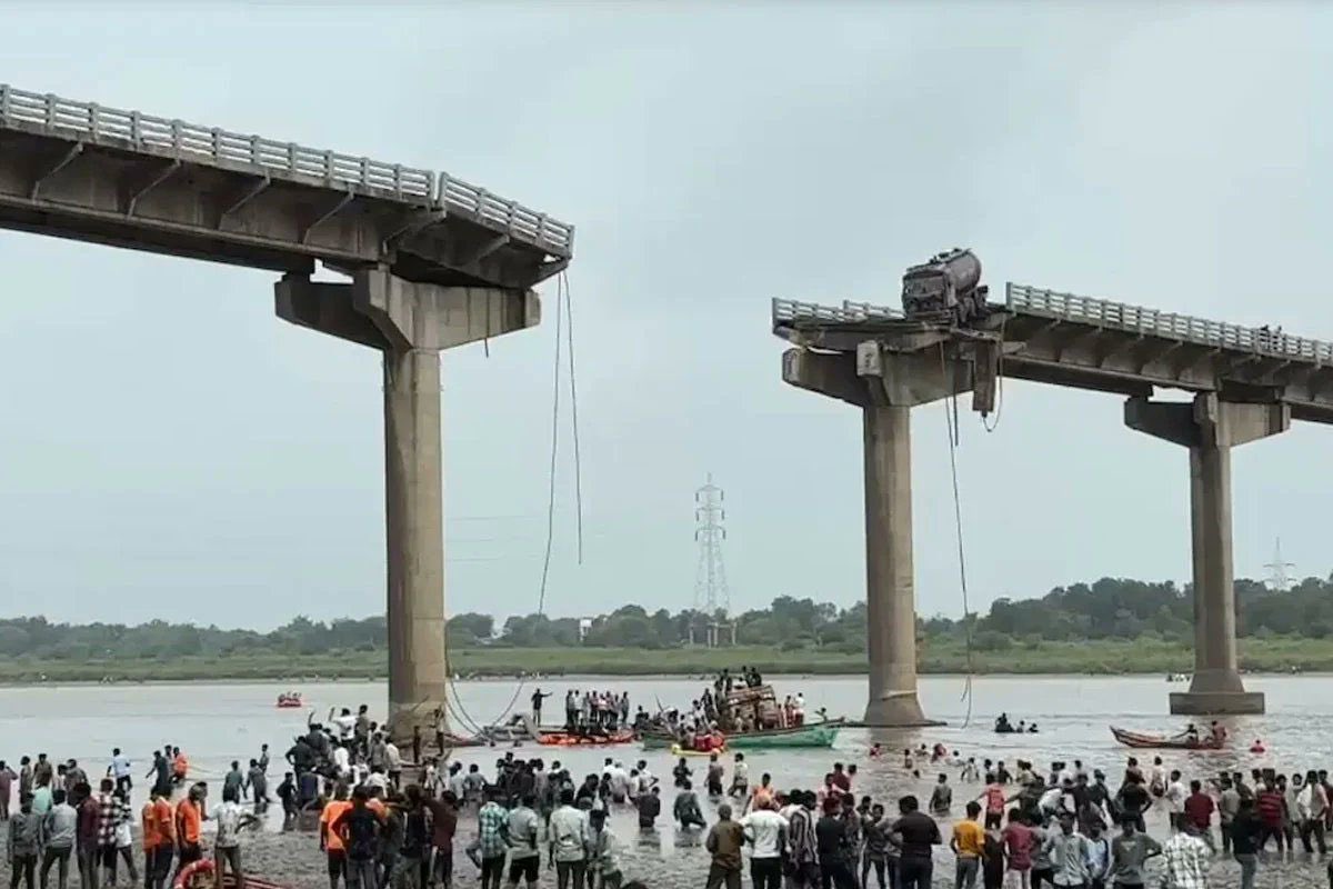 drshamamohd's tweet image. In the home state of PM @narendramodi, Gujarat, a bridge collapsed, killing nearly 20 people.
It’s been two weeks, but he still hasn’t met the victims’ families.
Today, my leader @RahulGandhi Ji met with the family members of those who died in the Gambhira Bridge collapse.