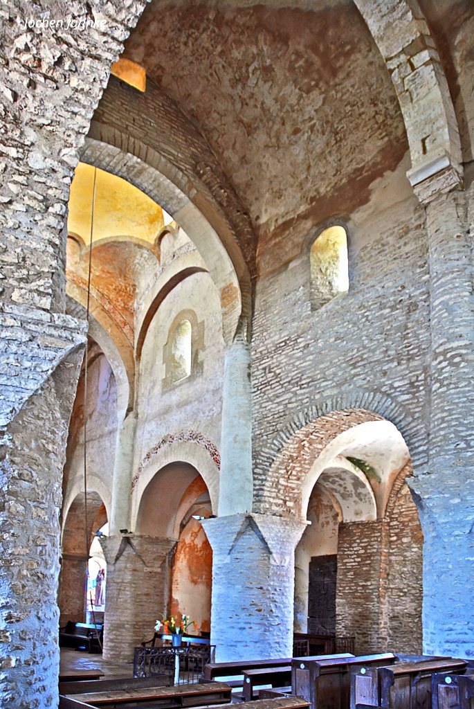 tsEmma15's tweet image. Church of Saint-Martin de Chapaize, in Burgundy, #France.
The church's interior is characterized by the austerity and simplicity typical of Romanesque architecture, with visible structural elements such as columns and vaults.
The building dates from the 11th century.
